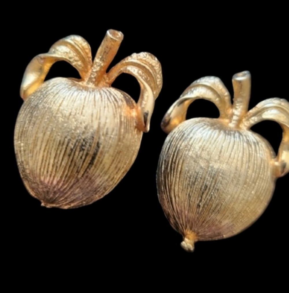 VTG Sarah Coventry Brushed Gold Apple Clip on Earrings